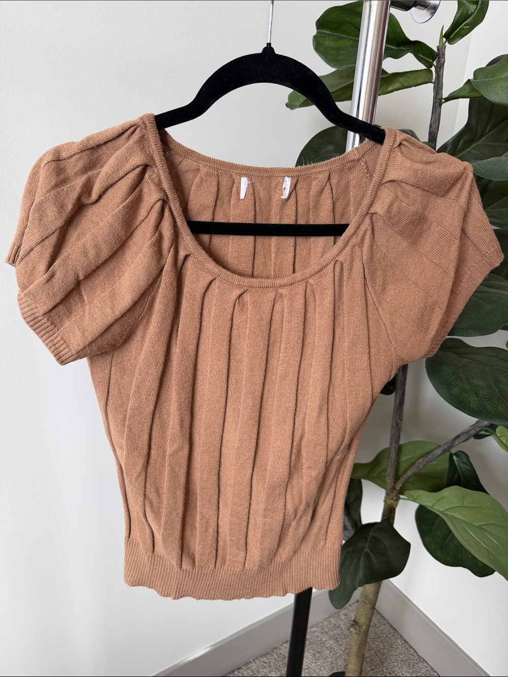 Scoop Neck Ribbed Short Sleeve Knit Top in Camel